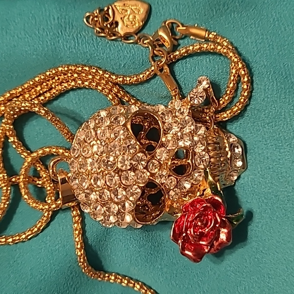 Betsy Johnson Skull necklace - Picture 2 of 3